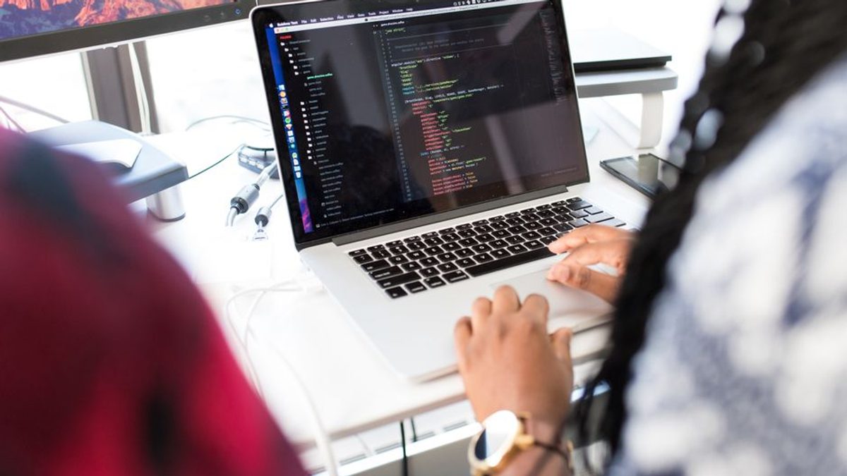 Aproape 1.000 de roboți pregătesc comenzi într-un depozit de lângă București