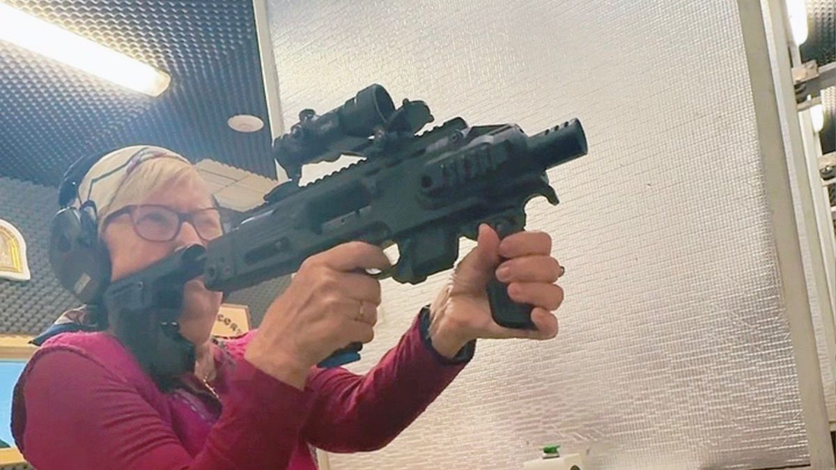 Sfaturi de viață și demonstrație cu armă, într-un videoclip filmat la poligon