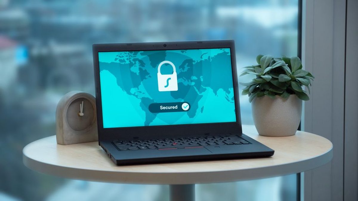 Microsoft lansează un record de 972 de patch-uri de securitate