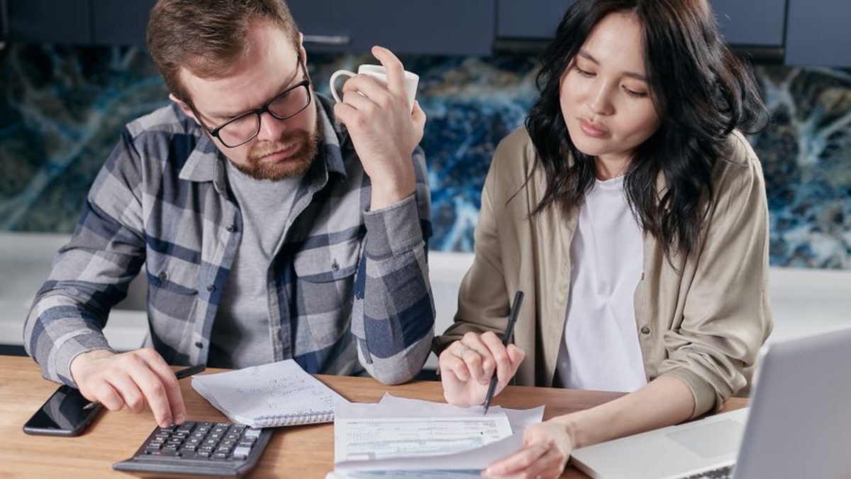 Sondaj BCR: jumătate dintre români rezistă financiar cel mult o lună