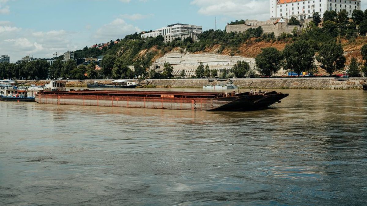 Constanța: trei persoane, audiate după furt de combustibil de pe nave