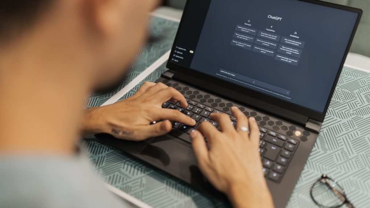 Studiu: Șapte din zece români folosesc instrumente de inteligență artificială